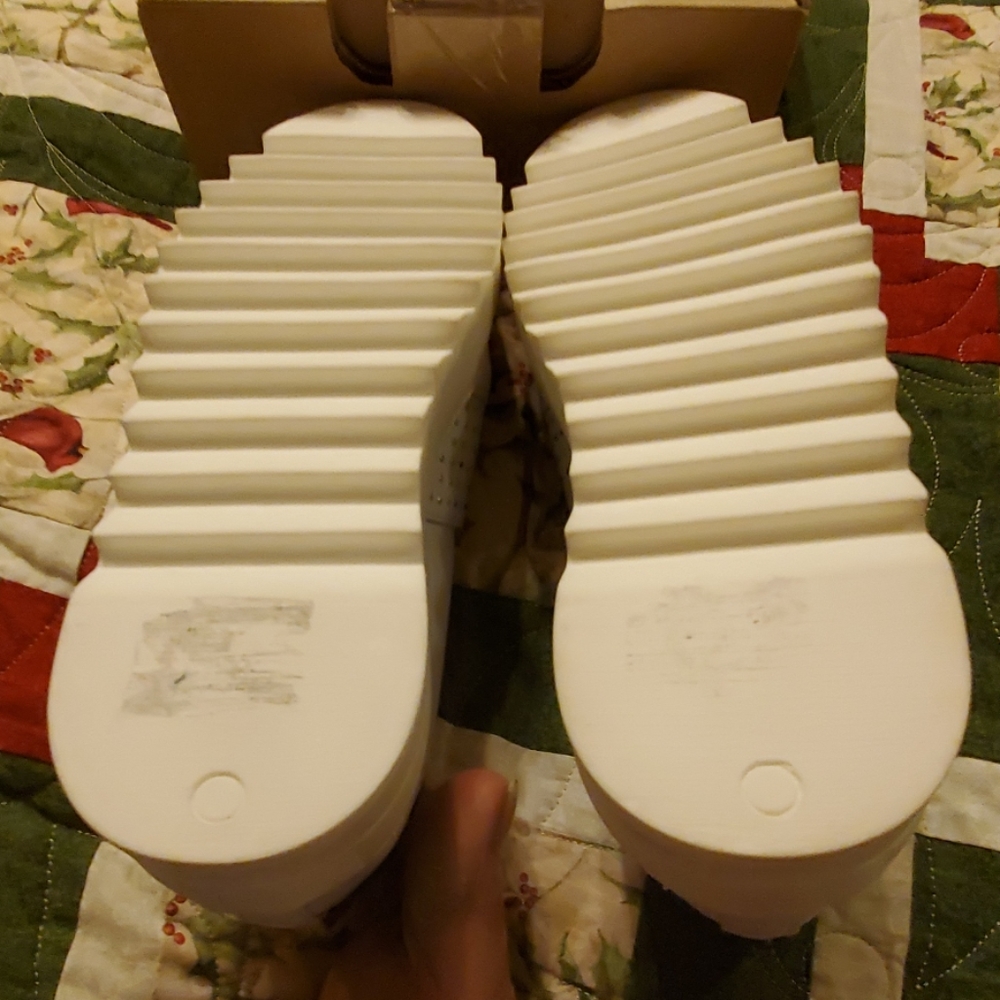 SHOES - Picture 6 of 7